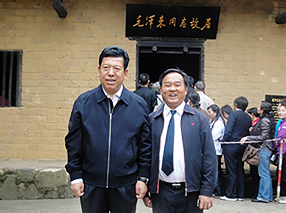 国家安监总局副局长王德学先生与公司董事长肖公平先生在主席故居亲切合影