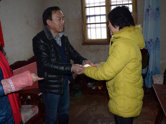 省人大代表肖公平春节前慰问贫困户