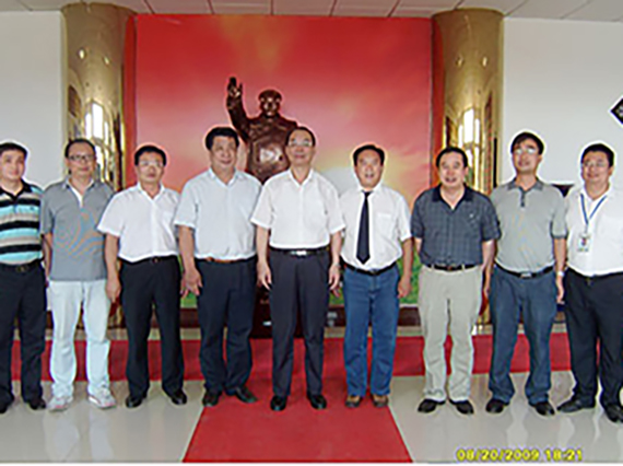 公司董事长肖公平向省委领导汇报