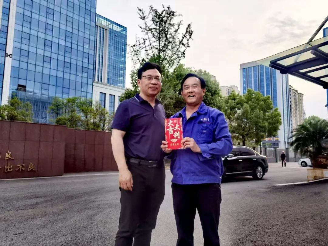 韶山市委市政府领导慰问省五一劳动奖章获得者